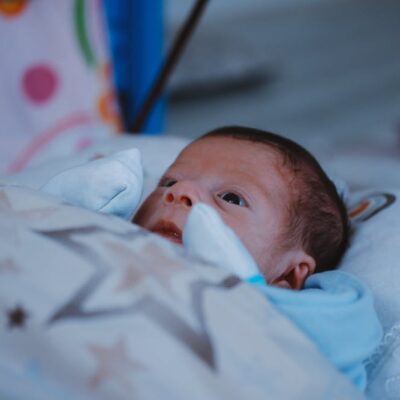 Zastosowanie poduszek korygujących kształt główki u niemowląt